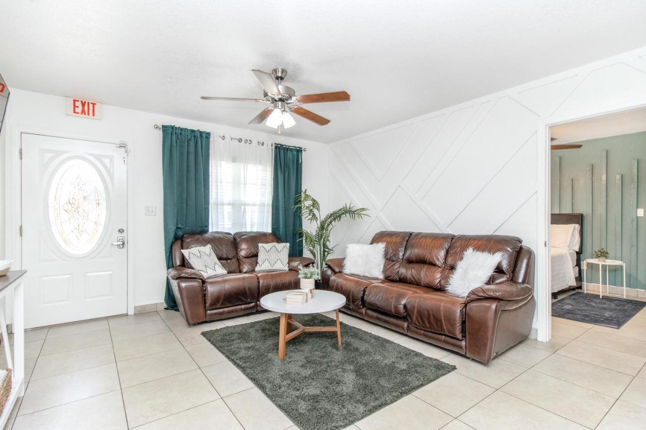 Holiday home 6 Bedroom Bucs Airport Mall Wifi *
