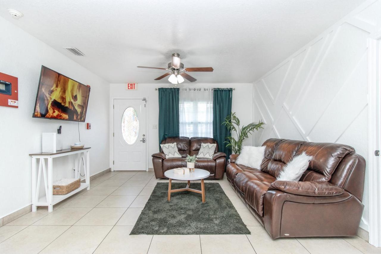 6 Bedroom Bucs Airport Mall Wifi Holiday home