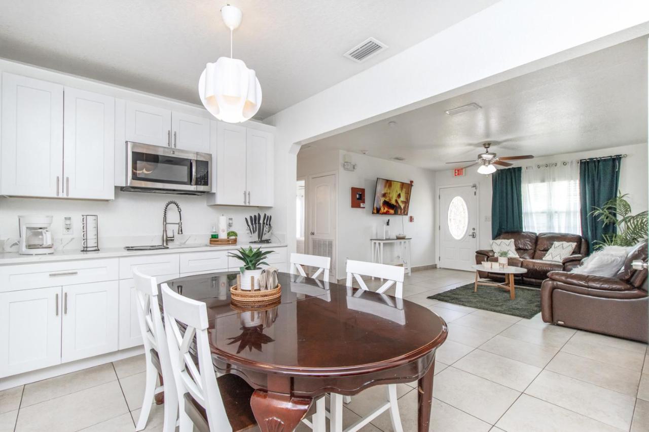 6 Bedroom Bucs Airport Mall Wifi Holiday home Tampa