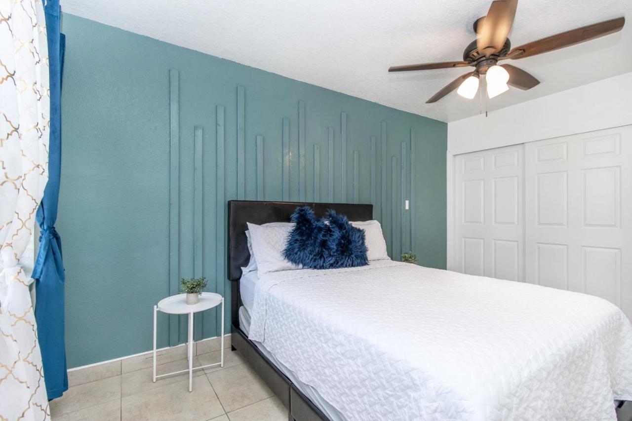 Holiday home 6 Bedroom Bucs Airport Mall Wifi