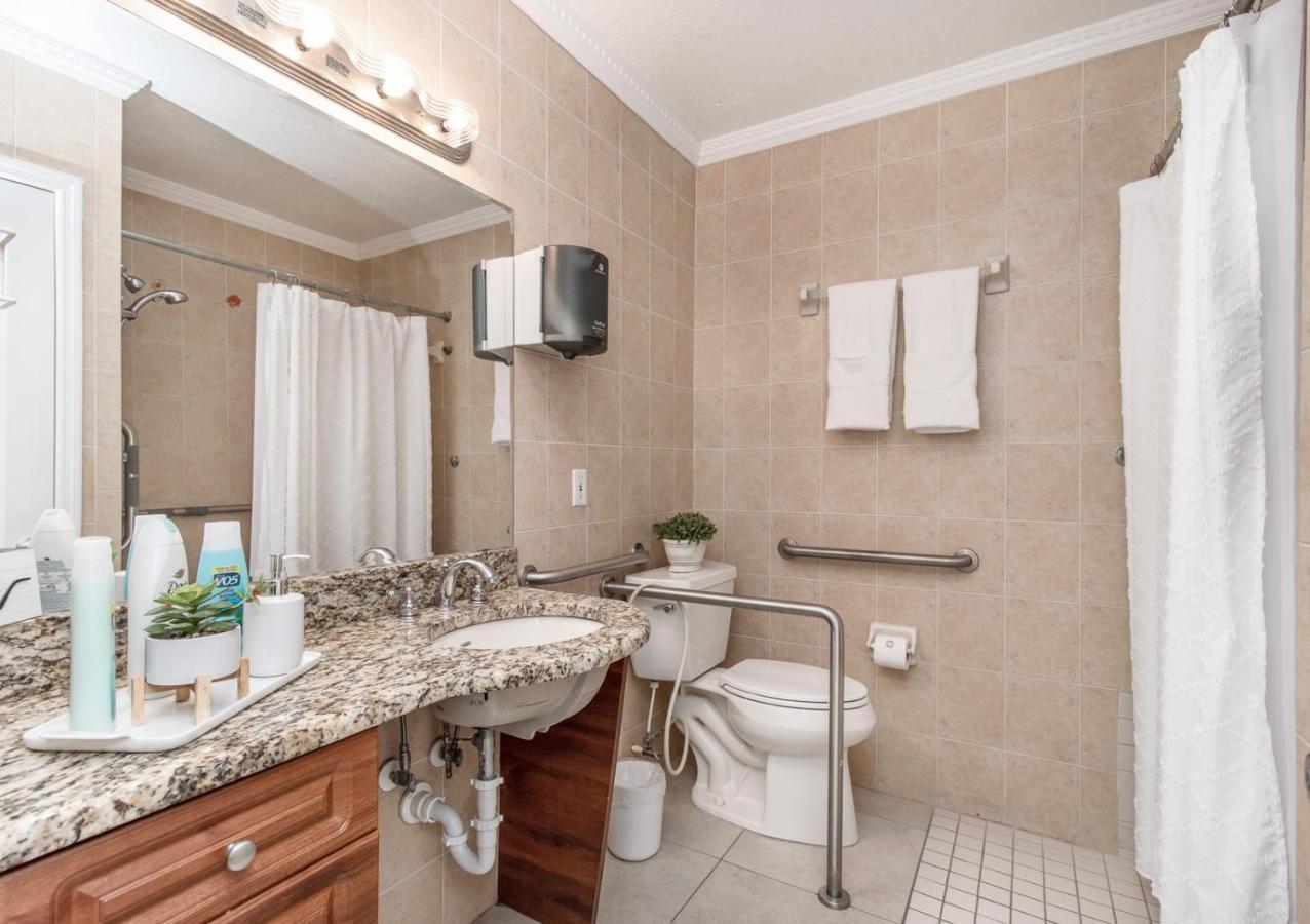 Holiday home 6 Bedroom Bucs Airport Mall Wifi *