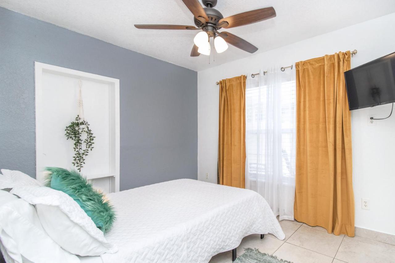 Holiday home 6 Bedroom Bucs Airport Mall Wifi *