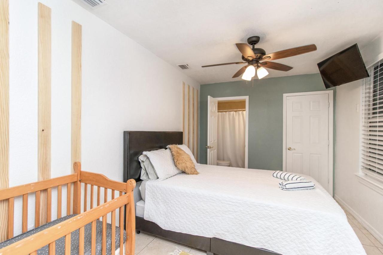 Holiday home 6 Bedroom Bucs Airport Mall Wifi *