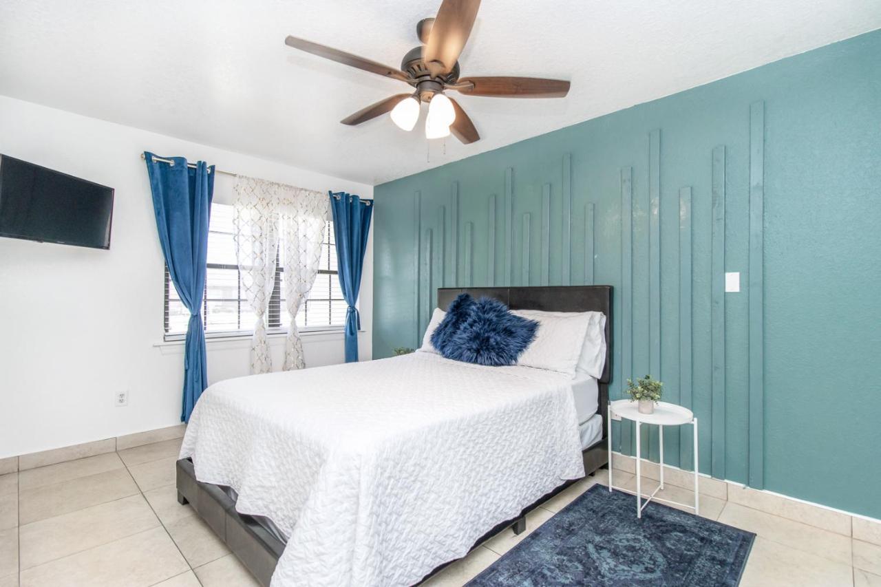 Holiday home 6 Bedroom Bucs Airport Mall Wifi